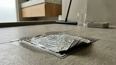 ¿Mal olor en la coladera? El truco del papel aluminio que ayuda un rato (y qué revisar para que no vuelva)